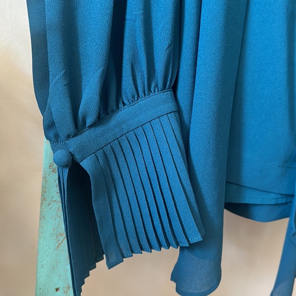 NWT Trina Turk Blouse, Size Small - Picture 6 of 9